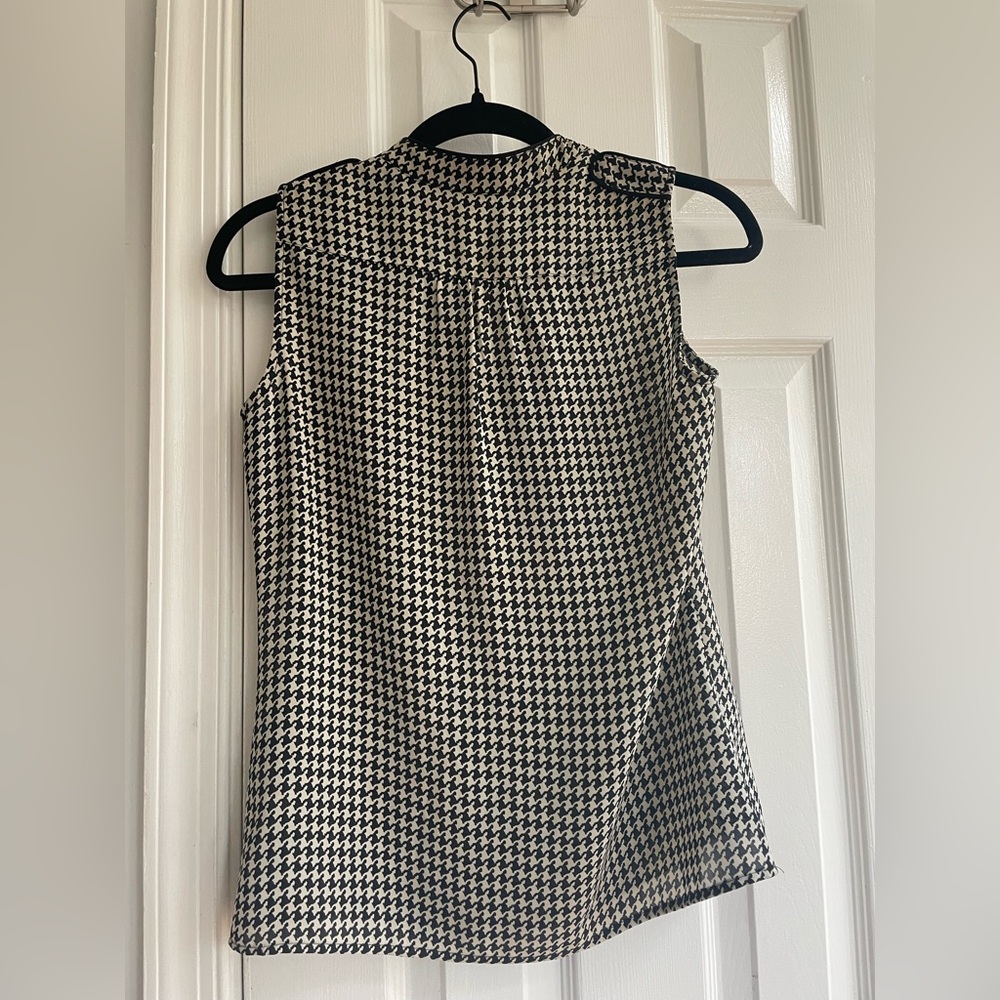 Banana Republic Size XS Petite Houndstooth Sleeveless Blouse - Picture 2 of 5